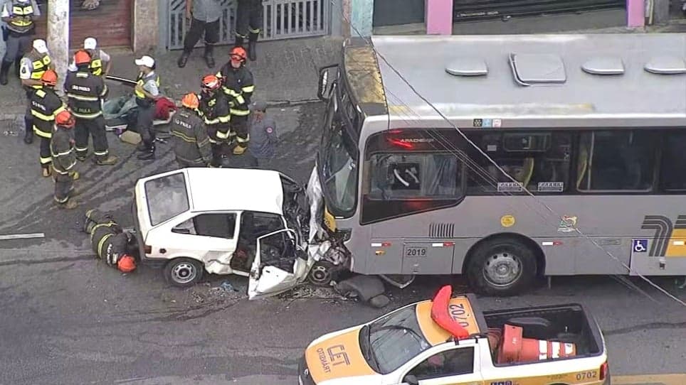 Tragédia em Guaianases: colisão entre ônibus e carro resulta em três mortes e dois feridos graves