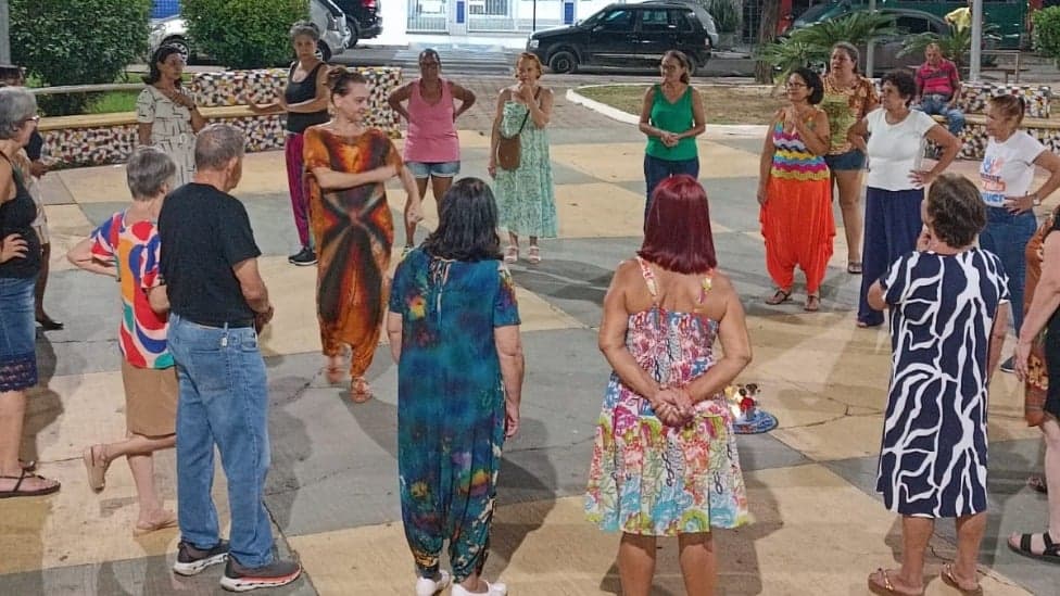 Dança Circular gratuita reúne moradoras de Timóteo